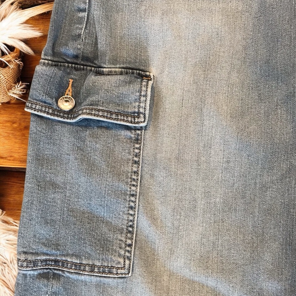 American Eagle Outfitters Light Wash Wide Leg Cargo Jeans - Picture 4 of 9
